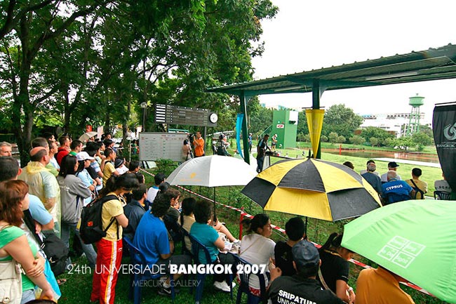 บรรยากาศในสนามแข่งยิงเป้าบิน ผู้ชมแน่นขนัดทั้งกองเชียร์ทีมไทยและต่างชาติ  :cheer: