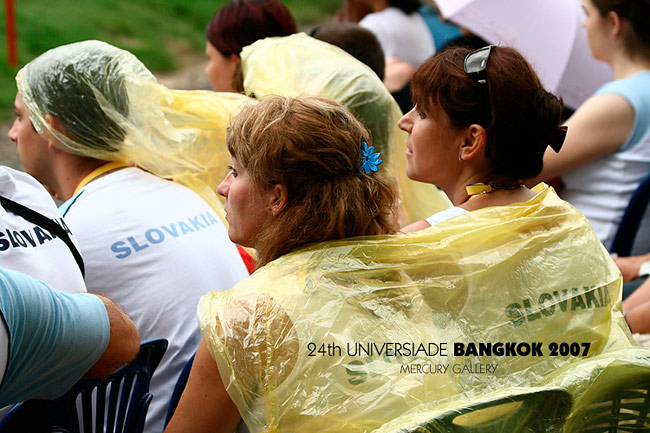 ส่วนคู่นี้เป็นกองเชียร์ต่างชาติ อาศัยเสื้อกันฝนตัวเดียวกัน น่ารักจริงๆ (น่าไปร่วมแชร์ด้วย  :laughing