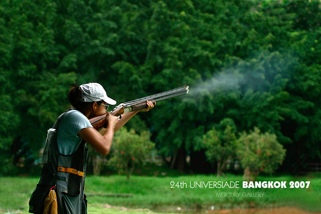 น้องนี เป็นนักกีฬาหญิง skeet ของไทยครับ กำลังยิงในรอบ Final  :cheer: