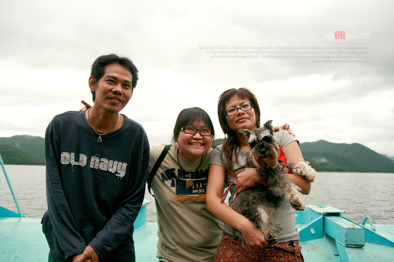 ถ่ายรูปบนเรือกันสนุกสนาน มีอาหารให้ซื้อรับประทานได้ ค่ารถข้ามฟากรู้สึกจะ 50 บาทต่อคันมั้งครับ ไม่แน่