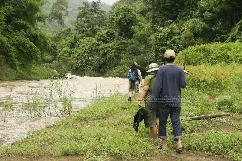 เรือเล็กพาเรามาสุดแก่งแรงของลำเขางู ต้องเดินกันแล้วครับพี่น้อง