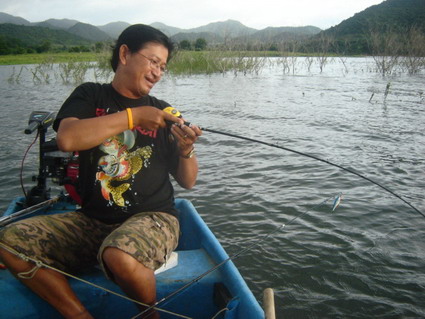 ออกเรือ มาก๊ะ ท่านหัวหน้าค่าย 
หลังจาก พงเต๊บมาด ซัด ป๊อบ ๆ ตูม มา 1ตัวเปิดทริฟแล้ว....
พี่อ๊อด ก้