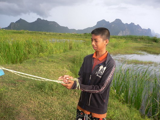ลากันด้วยภาพสุดท้ายจ้า 
เนื่องจากเก่งเกินหน้าเกินตาพวก [b]พี่ๆ[/b] เลยโดนจับมัดไม่ให้ตกปลาซะ.......