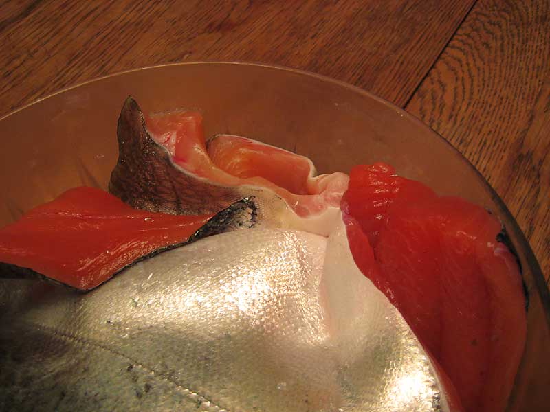 ได้เลยครับน้ามด ขี้ขม ตามคำขอ ลองดูเนื้อปลาให้ดีครับ สีแดงเข้มคือปลาคิงแซลมอน สีจืดๆเป็นปลาเทร้า หัว