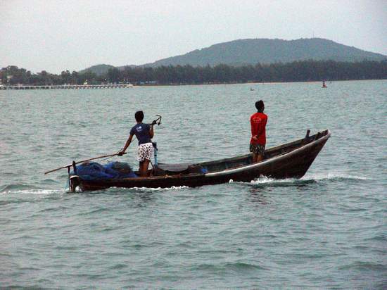  
เรือประมงพื้นบ้าน ก็วิ่งออกทะเลพร้อมๆกับเรือของเราครับ


