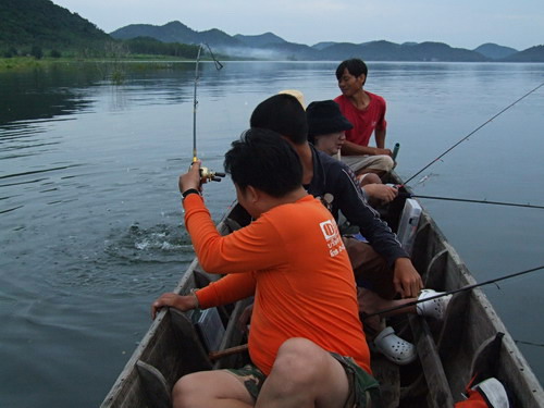 ชี้หมาย..ส่ายหัวเรือ...ยังไม่ทันถึงที่..
น้ามาดชี้....น้าแบมตีตามนี้ว...........
เหยื่อตกกระทบผิวน