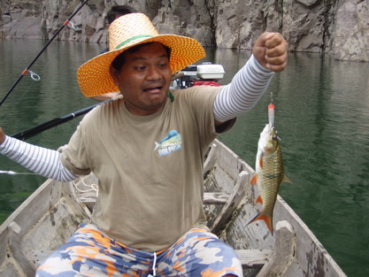 กลับมาชมมวยปล้ำกันต่อดีก่าค๊าบ...
กรรมการ ไหว เอบเนอร์ ที่หันไป ดู มวยปล้ำนอกรอบ
 ที่ข้างเวที เผลอ