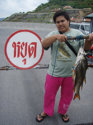 ยังดี ไม่ต้องเดินกันยาวมาก....
เดินขึ้นมาด้านบน มีป้ายหยุด ทำให้ได้ หยุดพักกันก่อน..ซะนีสสนึง
 :la