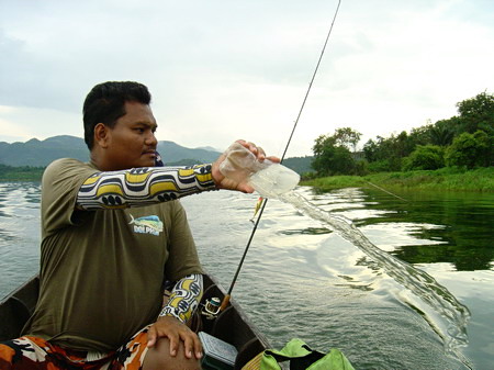 วันที่สอง...คลื่นลมแรงกว่ามะวานซะอีก..
เรือลำเดิม..ไต๋พุตคนเดิม...
พาเรือเข้าหมาย...ที่น้าแบมเปิดไ