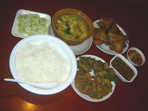 อู๊ด ที ไก่ เห็นอาหารในรูปนี้แล้ว แต่ต้องแยกตัวกลับกรุงเต๊บก่อนน้ามาด
เล่นเอาหิว ถึงกรุงเทพเลยสั่งก