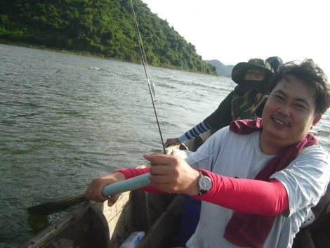 ล่องเรือ มาเข้าฝั่ง กลับบ้านกันดีก่า...
มาได้ เกือบถึงที่จอดรถ เรือก้อมีอันน้ำมันหมด..
 :laughing: