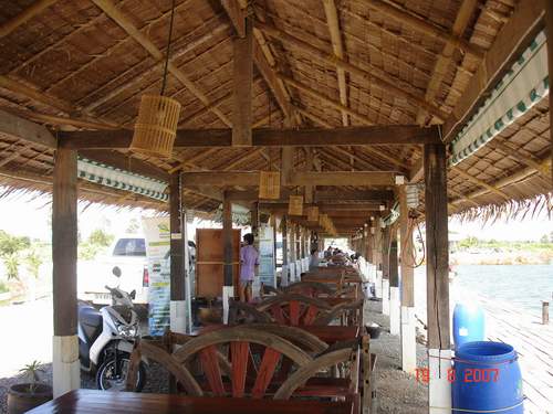 บรรยากาศ ภายในซุ้มตกปลาตอนเที่ยงๆ ครับ ร่มทั้งวันครับ แดดส่องไม่ถึง