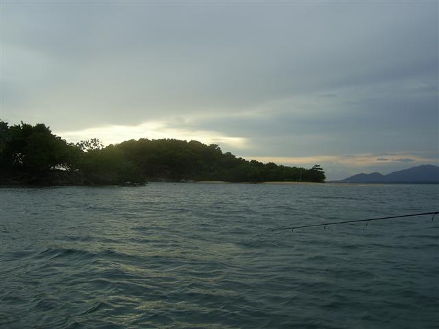 ส่วนภาพนี้เป็นภาพของเกาะขามเมื่อยามเย็นครับ