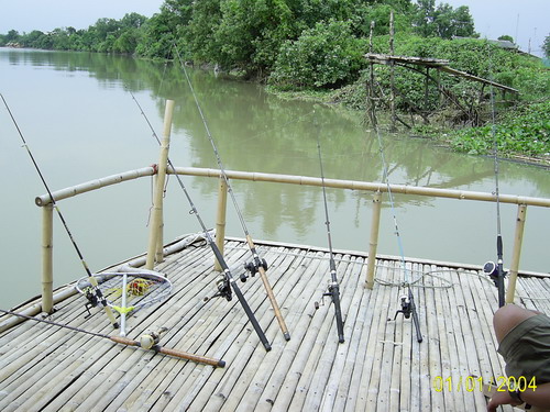 อาวุธพร้อมรบ  แต่  บรรยากาศยังฝนตกอยู่  คนไม่พร้อม