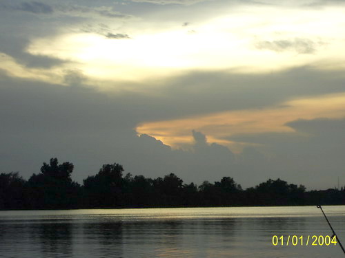 เริ่มเย็นละ  ลุงมาค้ำเรือให้แล้ววว