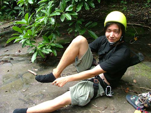 เดินได้สักพัก เจ้าฟลุ้คจะหัวทิ่ม พี่โอ๋จึงถอดถุงเท้าออกมาให้สวมทับรองเท้าอีกชั้นนึง  :laughing: :lau
