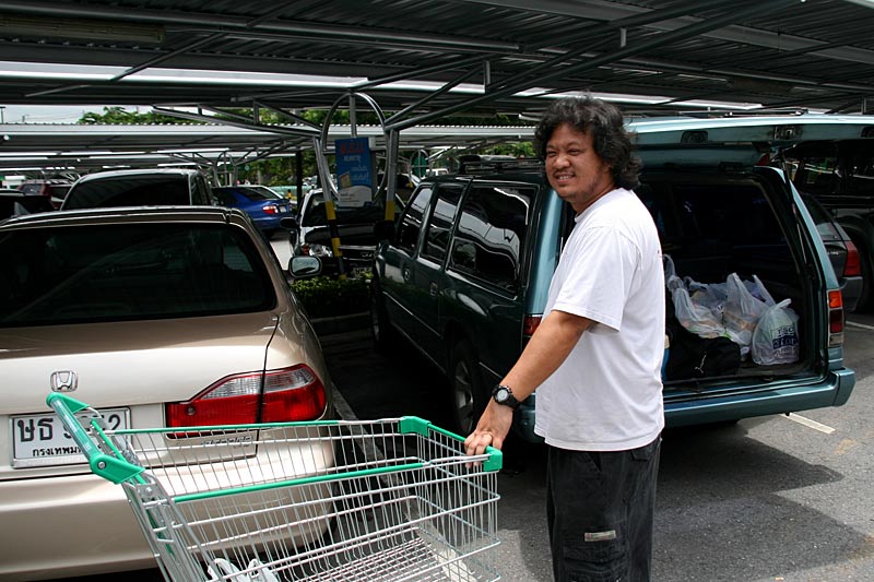 ซื้อของกันเสร็จก้อขนของขึ้นกันเต็