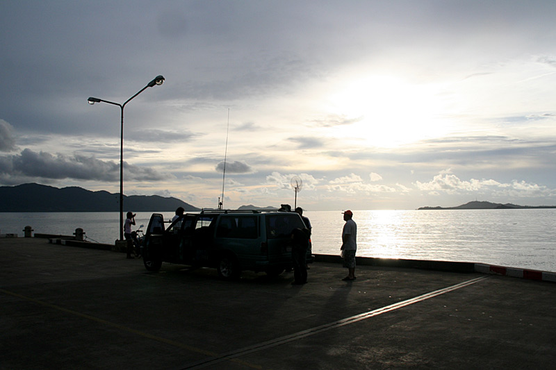 เดินทางมาถึงท่าเรือห้าโมงครึ่ง ทุก