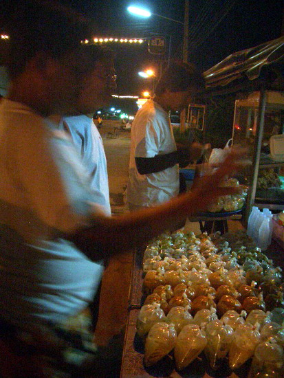 เช้าตรู่ พี่ชาลีมาปลุกทุกคนก็ยัง ลุก กันหมด อีกเช่นเดิม

และเข้าภัตราคารชั้นเยียม  เตรียมอาหารของว