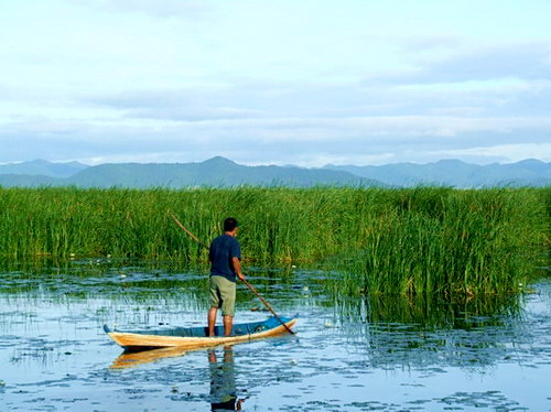 ชาวบ้านที่นั้น..ก็แสนจะใจดี..ไม่มีบ่น...
 :smile: :smile: