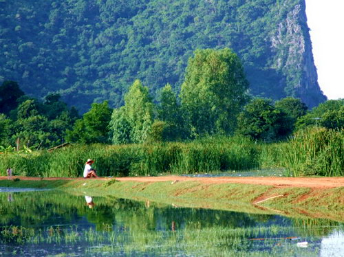 มองดูไปริบๆโน้น..........
เห็นอาแปะที่ไหนไม่รู้.....มานั้งตกชิงหลิวอยู่...
ลองเข้าไปดูดีกว่า....
