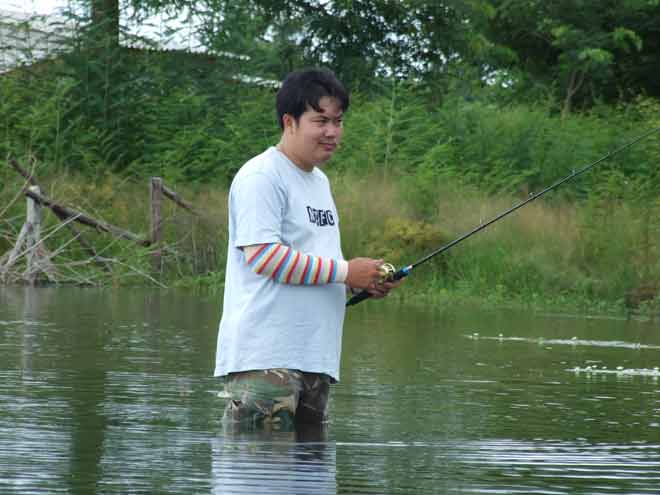 ส่วนผมพอลงจากเรือได้ก็หวดไม่ยั้งเลยครับ :laughing: :laughing:
กระหายน่าดู 
เขาพายไปตีเหยือไป ส่วนผ