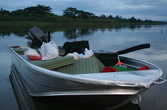 เรือที่ใช้ครับ รูปนี้ถ่ายที่แม่ปืมครับ :spineyes:สัมพารกจิงๆ