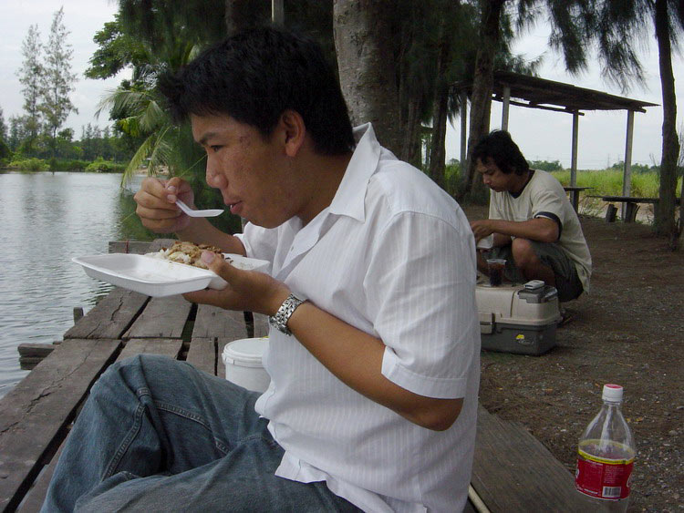 ได้เวลาอาหารกลางวันเด็กตาดำๆ :laughing: เ
