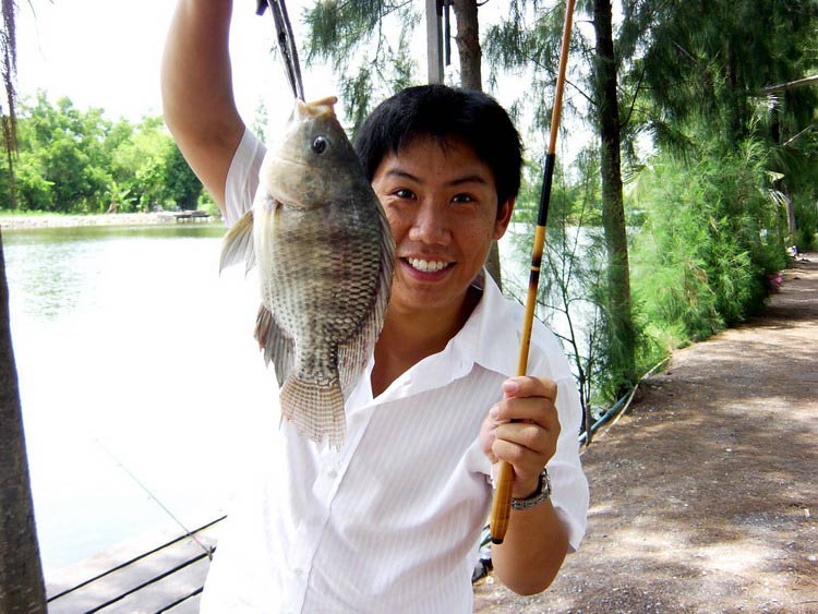 นี่..............โน๊ตก๊ะตกปลานิลเป็นน้าว้อ