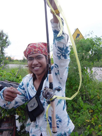 คันเบ็ดรุ่นใหม่ มีสายสะพายเอาไว้สำหรับสิงห์มอไซด์โดยเฉพาะ
ของน้าโน๊ตR :laughing: :laughing: