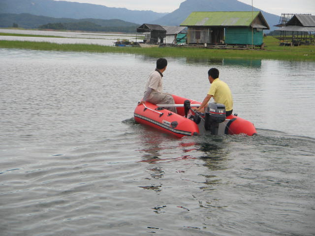 ตื่นเต้นจริง เวลาเร่งแรงๆ แล้วหน้ามันยก พอหันมามองท้ายเรือก็ปริ่มน้ำซะหน้ากลัว...    แต่มันดี :grin: