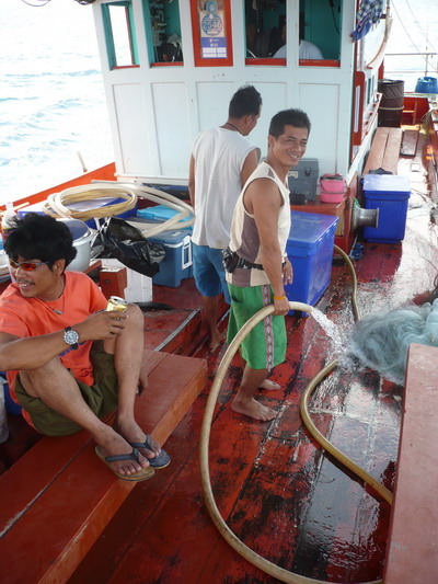ผมออกเรือมาหลายลำเพิ่งเห็นครั้งนี้ว่า แขกตกปลาล้างเรือเอง พร้อมทั้งยังช่วยล้างจานด้วยนับถือจริงๆ น้า