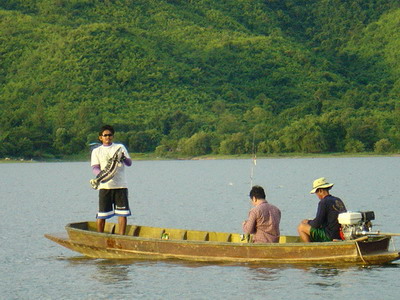 ล่องเรือ ไปมา มองหา ตัวช่วย...
ช่วยให้ได้ ปลาที้เป็นปลา
 ไม่ช่ายแพลงตอน
แล้วก้อเจอ......เจอปลา น้