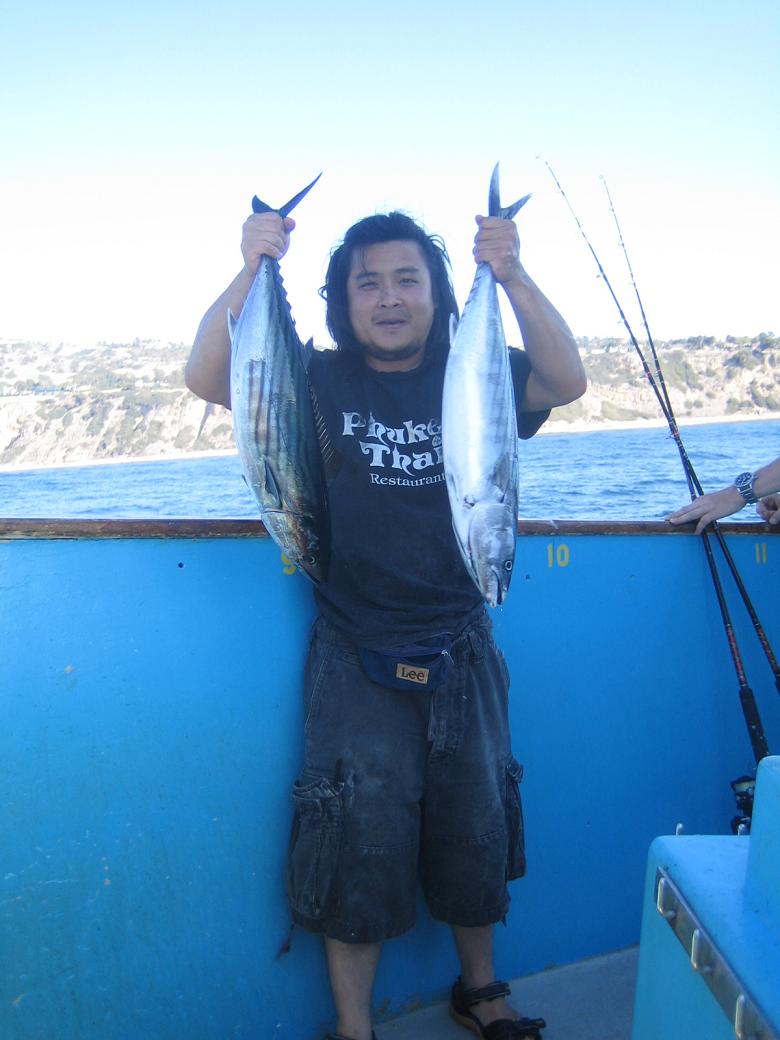 ก่อน ถึง หมาย Yellow tail ซัดมาตุนไว้แล้ว 2 ตัวอิอิ  กะไซด์ 2-3Lb เพียบ แต่ ปล่อยหมดอะคับ   :smile: 