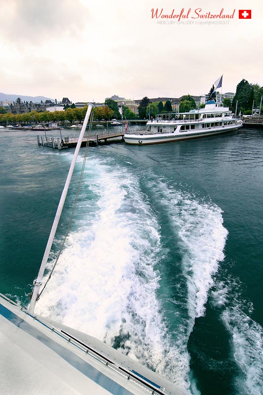 ยามเย็นออกไปนั่งเรือชมวิวรอบเมืองใน Lake Zurich เล่นครับ อากาศกำลังพอหนาว 