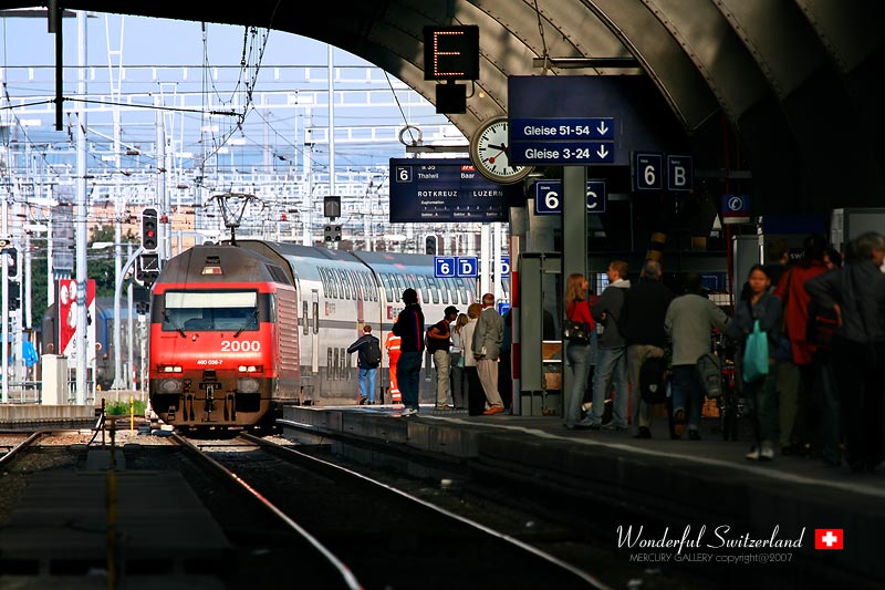 วันต่อมา มาจับรถไฟไปเมือง Luzern ต่อครับ รถไฟที่นี่ใหญ่โตมโหฬารจริงๆ มีสองชั้น ข้างในที่นั่งก็สบายมา