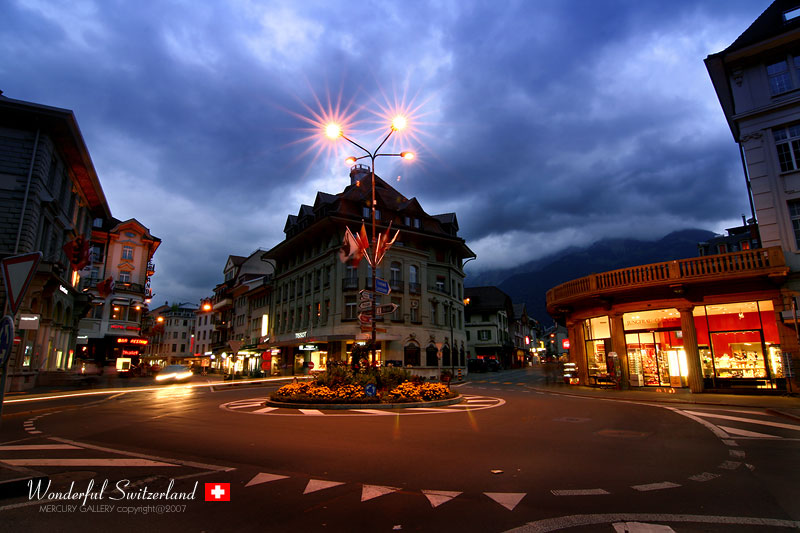 บรรยากาศยามเย็นในเมือง Interlaken ครับ เป็นเมืองที่อยู่ระหว่างทะเลสาบสองทะเลสาบด้วยกัน 