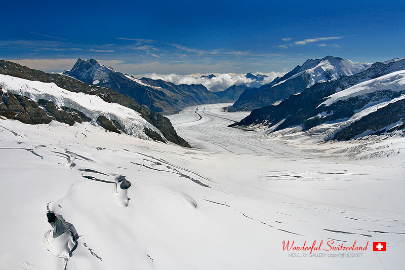 บรรยากาศด้านบนครับ ที่มองเห็นไกลๆ เป็นธารน้ำแข็ง หรือว่า Glacier รู้สึกว่ายาวหลายกิโลเลยครับ 