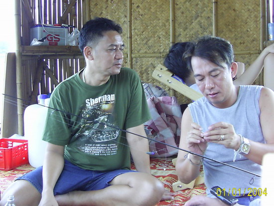 2  คนนี้เริ่มมีสำนึก

น้าต๋อง  -  น้าแม็ค  มะคืนเราไม่ได้ตกปลากันเลย  เมาอย่างเดียว  เด่ววันนี้  เ