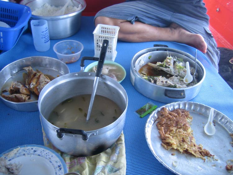 นำปลามาแบ่ง ทำอาหารมื้อบ่าย ครับ ตามมาถ่ายอีกที เหลือแค่นี้  :grin: