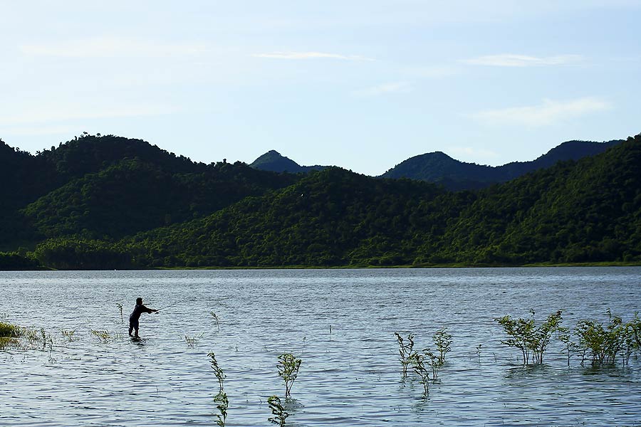 มาตกปลาที่นี่เพลินดีเหลือเกิน  บรรยากาศสวยงาม จริง ๆ 