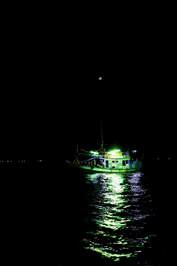 เมื่อถึงหมายไดน์หมึก ก็มีเรือนักตกปลา ไดน์หมึกอยู่ก่อนแล้ว  แต่ เป็นเรือ ของ น้าอ๊อต เช่นกัน เลย แบ่