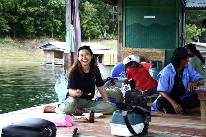 พี่สุวรรณานั่งกินลาบกระสูบฝีมือตัวเองอยู่ค่ะ  :grin: