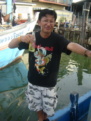 .....เจ้าของเรือ ลงเรือ ตามมาด้วย.....
น้