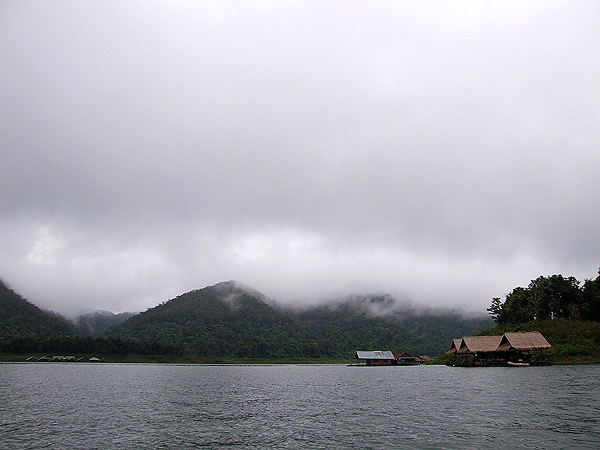 ตอนเช้าอากาศดีมากๆ คับ พอสายๆ ฝนตกหนักมาก ตกๆ หยุดๆ
เด๋วฝนตก เด๋วแดดออก โชคดีที่เตรียมเสื้อกันฝนมาด