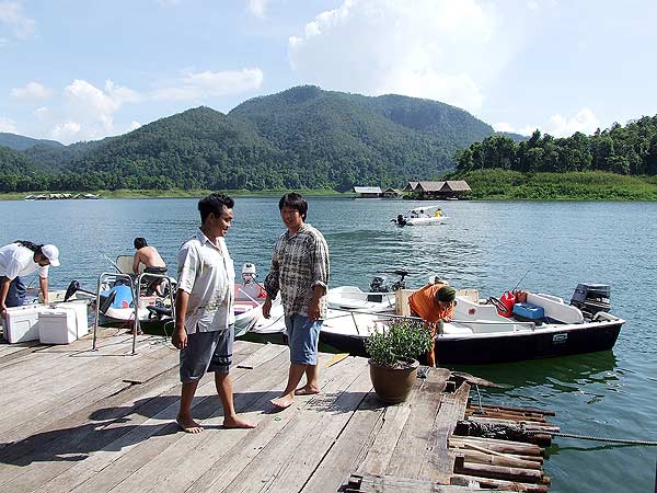 เรือเร็วหลายลำเข้ามาจอดรอดูผลการแข่งขัน