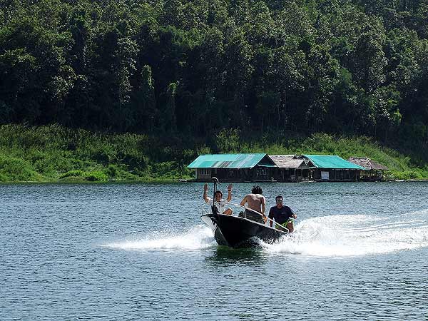 ลำนี้รีบห้อเข้ามาชั่งปลาก่อนหมดเวลาแค่ 1นาที พร้อมทั้งเสียงเฮฮาลั่นเรือ
พอหิ้วสวิงปลาขึ้นแพมาเท่านั