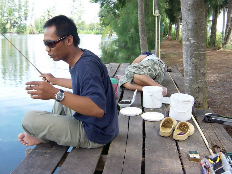 ตอนนี้ปลากินเริ่มห่างตัว............ :cheer:

น้าหนึ่ง คนที่ว่าสด ว่าสด เรียบร้อยนอนเฝ้าทุ่น ดีไม่