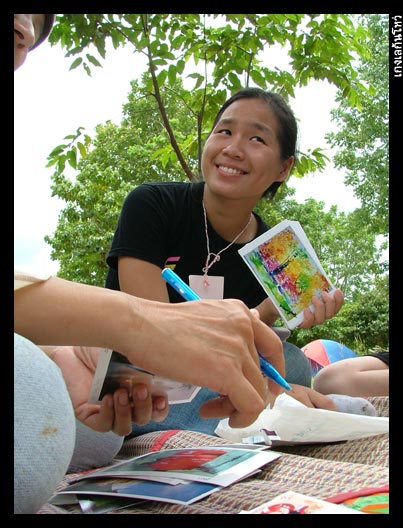 ระหว่างกำลังเขียนโปสการ์ดกันอย่างเมามันราวกับโรงงานนรก
โทรศัพท์ที่มีปลายทางมาจากบุคคลผู้หนึ่งซึ่งเป