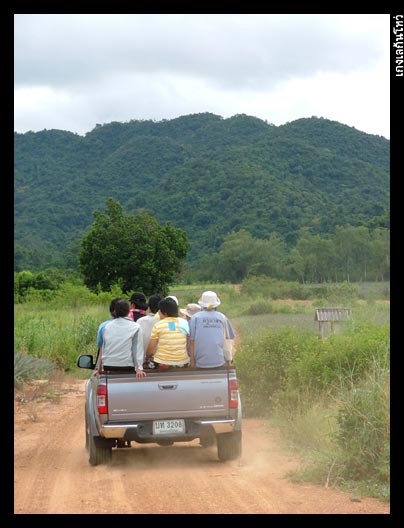 ขึ้นรถบัสไปยังศูนย์บริการนักท่องเที่ยวเชิงอนุรักษ์บ้านรวมไทย
อ้าว ไม่ได้อยู่ที่ปางอุ๋งหรอกเหรอ บ้าน